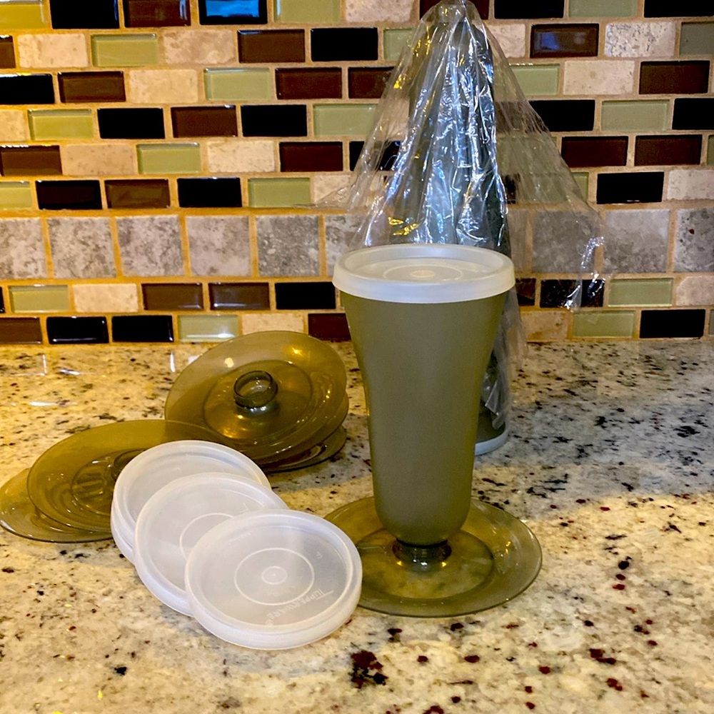 🍨🍨Still in original packaging from Tupperware. Set of 6 parfait cups with lids